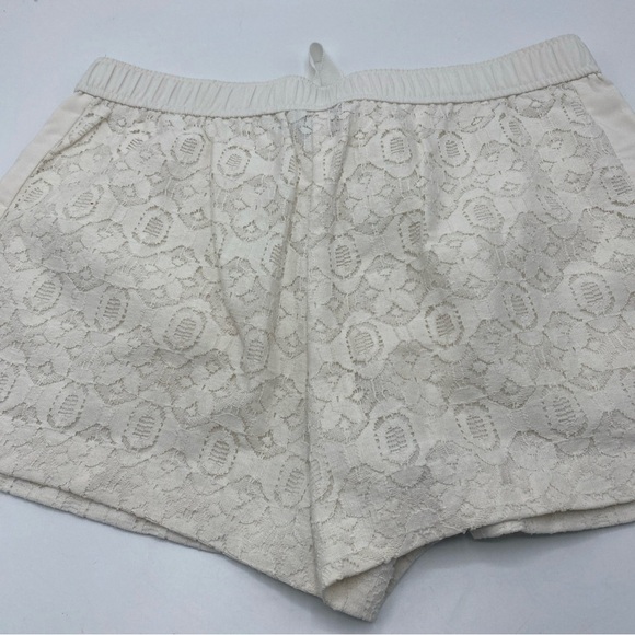 Ann Taylor Loft Eyelet Lace Shorts Size 2 100% Cotton Lined 3.5 Inseam Pockets - Picture 3 of 6